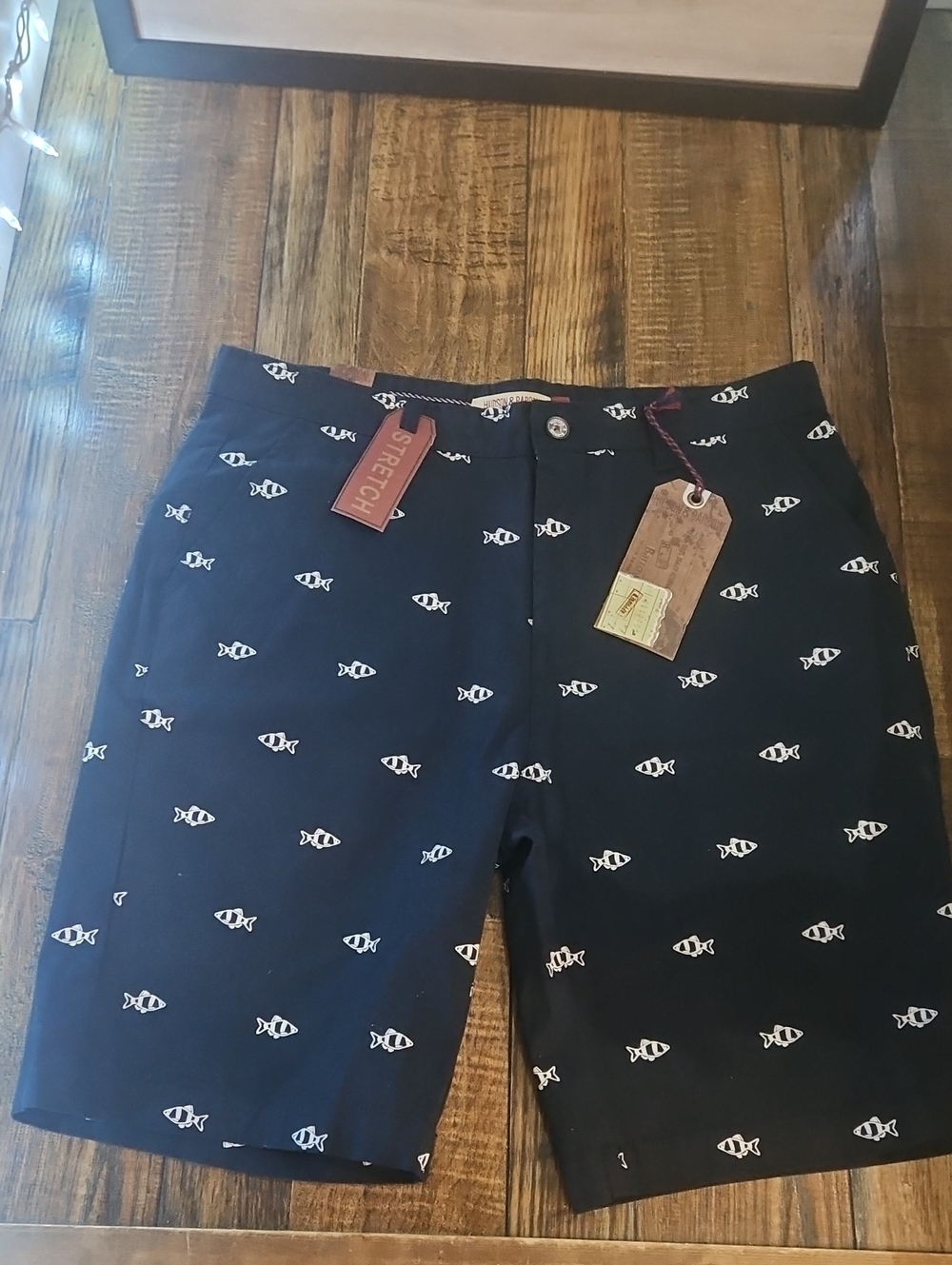 New Hudson & Barrow NYC Gentlemen's Outfitters Men's Stretch Fish-Print Shorts